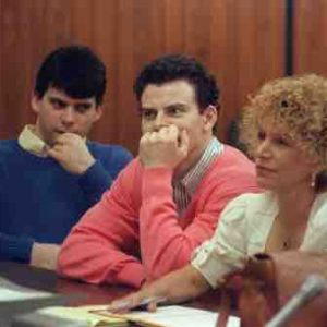 Les frères Menendez, revenus dans la lumière grâce à une série Netflix, devant un tribunal de Californie lundi