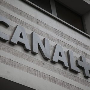 Canal+ face à la tempête : 250 emplois supprimés et avenir incertain pour la TNT