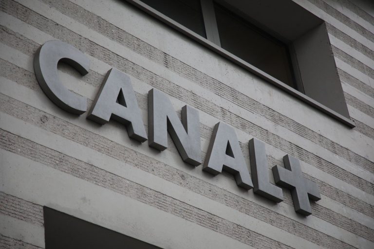 Canal+ face à la tempête : 250 emplois supprimés et avenir incertain pour la TNT