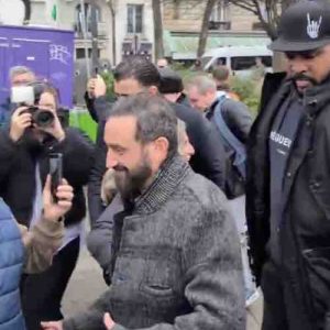 Cyril Hanouna a rendu une visite éclair à plusieurs dizaines de manifestants réunis à Paris devant le siège de l’Arcom