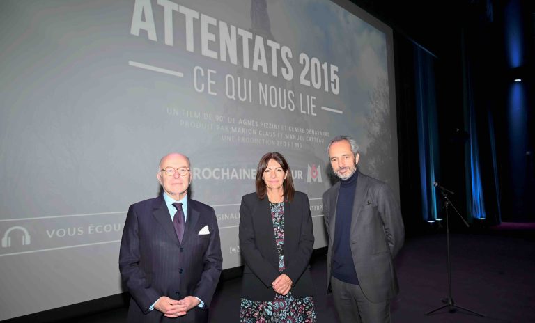 M6 : Anne Hidalgo, Bernard Cazeneuve et David Larramendy à l’avant-première de «Attentats 2015, ce qui nous lie»