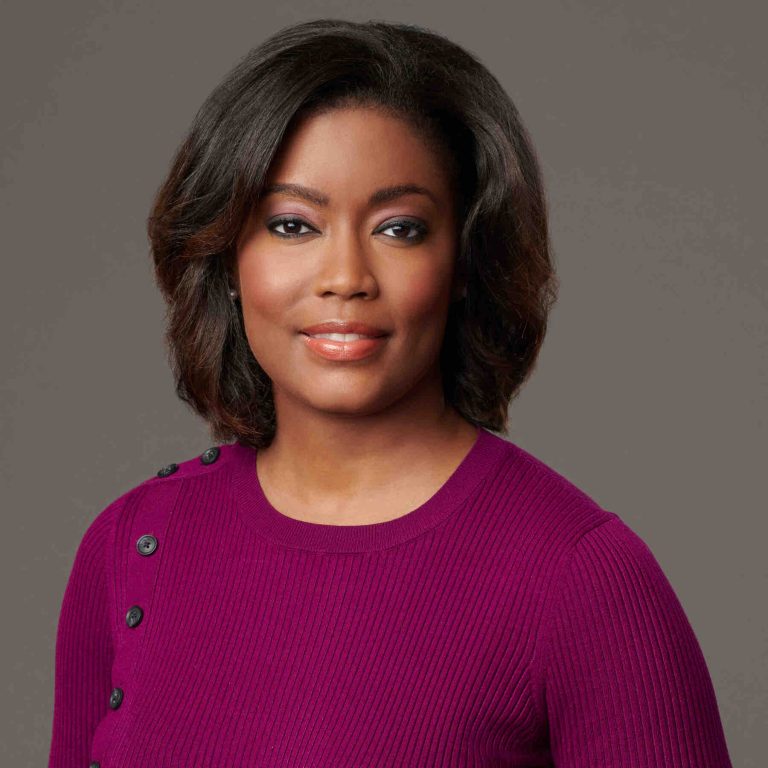 Rashida Jones, la présidente de la chaîne d’info à tendance progressiste MSNBC, a annoncé mardi qu’elle quittait ses fonctions, dans un contexte troublé pour certains médias américains après l’élection de Donald Trump à la Maison Blanche.  La vice-présidente de la chaîne en charge de la stratégie, Rebecca Kutler, a été nommée présidente par intérim et Rashida Jones, présidente depuis 2021, va rester au sein de la chaîne «dans les prochains mois» pour permettre la transition, a indiqué une source au sein de MSNBC. La chaîne du groupe Comcast NBCUniversal s’est imposée dans le paysage médiatique américain avec un ton très critique à l’encontre de Donald Trump, dépassant CNN mais demeurant toujours loin dans les audiences de la chaîne préférée des conservateurs Fox News, un retard qui s’est creusé pendant les dernières semaines de la campagne présidentielle. Au lendemain de l’élection, l’ancien républicain Joe Scarborough, devenu pourfendeur à l’antenne de Donald Trump, et son épouse Mika Brzezinski, qui animent en couple la matinale phare de MSNBC, «Morning Joe», avaient rendu visite au président élu dans sa luxueuse résidence floridienne Mar-a-Lago, une initiative qui avait surpris et suscité des critiques. Le départ de Rashida Jones, première femme afro-américaine à diriger une grande chaîne d’info en continu, intervient alors que le groupe Comcast a récemment annoncé son intention de placer la plupart de ses chaînes câblées dans une nouvelle société pour les séparer de ses activités de divertissement (studios Dreamworks) et de télécommunications. Plusieurs grands médias américains abordent le second mandat de Donald Trump dans un contexte délicat, alors que le milliardaire républicain a multiplié durant sa campagne les attaques contre la presse, qu’il a promis de «redresser». A la mi-décembre, la chaîne ABC News (groupe Disney) a accepté de payer 15 millions de dollars de dédommagements pour mettre fin à des poursuites en diffamation lancées par Donald Trump, en marge du procès que lui avait intenté l’ancienne journaliste E. Jean Carroll. Quelques jours plus tard, Donald Trump a lancé des poursuites contre un quotidien local, le Des Moines Register, et une sondeuse qui l’avaient donné perdant en Iowa avant la présidentielle. Le prestigieux quotidien «Washington Post», propriété du fondateur d’Amazon et de Blue Origin Jeff Bezos, a également été secoué par les départs de plusieurs plumes après le refus de la direction d’appeler à voter pour la candidate démocrate Kamala Harris, ce que d’autres journaux comme le «New York Times» ont fait au nom de la protection des valeurs démocratiques.