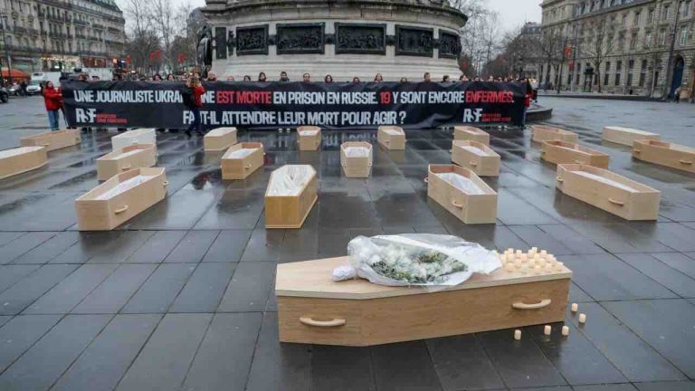 Des cercueils en plein centre de Paris pour rappeler le sort des journalistes ukrainiens