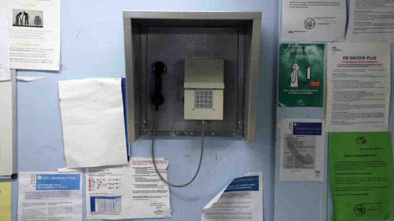 «L’accès au téléphone (fixe) doit être garanti aux personnes détenues», plaide la contrôleure générale des prisons
