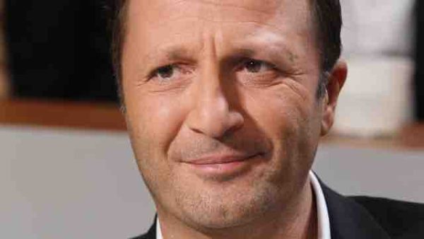 L’animateur Arthur demande devant le tribunal de Paris de contraindre X et Meta à retirer des vidéos l’accusant de «comportements sexistes»