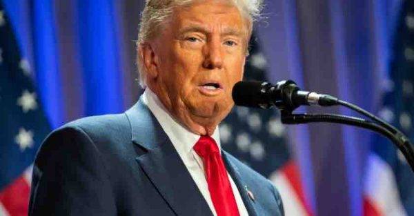Donald Trump affirme que le patron d’Apple s’est engagé à des investissements massifs aux Etats-Unis