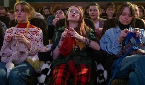 Le «tricot-ciné», remède de grand-mère dans un monde anxiogène où le numérique est omniprésent
