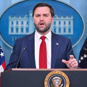 IA: le vice-président américain J.D. Vance met en garde contre une «régulation excessive» du secteur