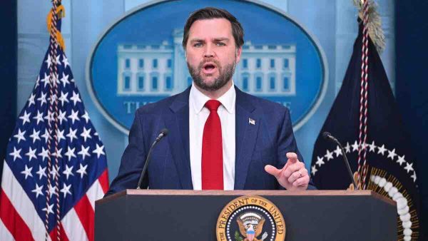 IA: le vice-président américain J.D. Vance met en garde contre une «régulation excessive» du secteur