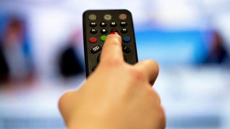 La télévision traditionnelle résiste malgré la concurrence des plateformes de streaming 