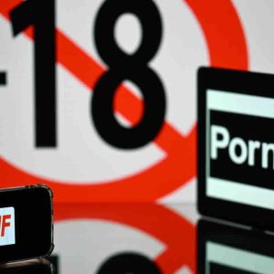 L’obligation pour les sites X de vérifier l’âge de leurs utilisateurs désormais applicable aux géants PornHub ou YouPorn