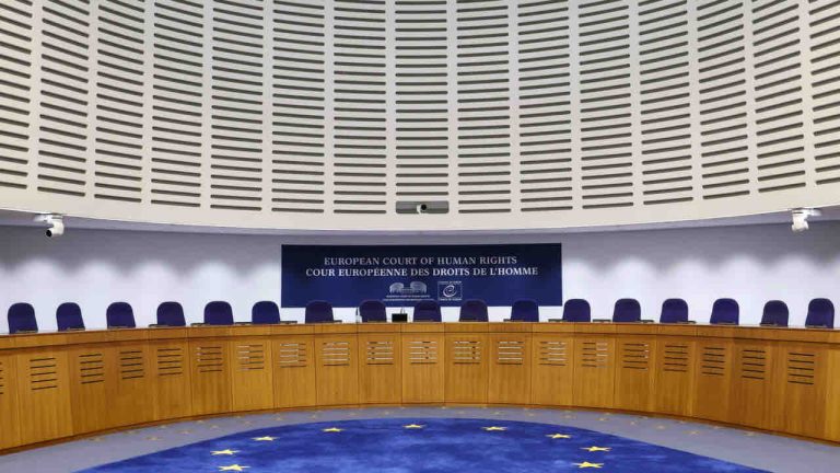 Menaces contre Novaïa Gazeta : la Cour européenne des droits de l’homme condamne la Russie