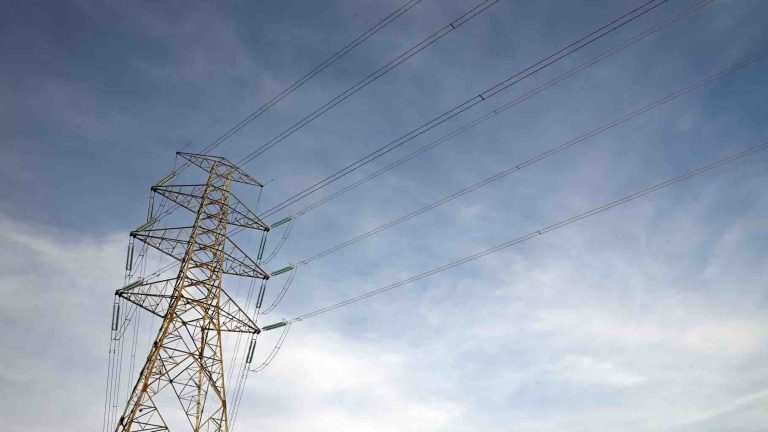 Le gestionnaire du réseau électrique espagnol écarte la piste d’une cyberattaque pour expliquer l’origine de la panne géante