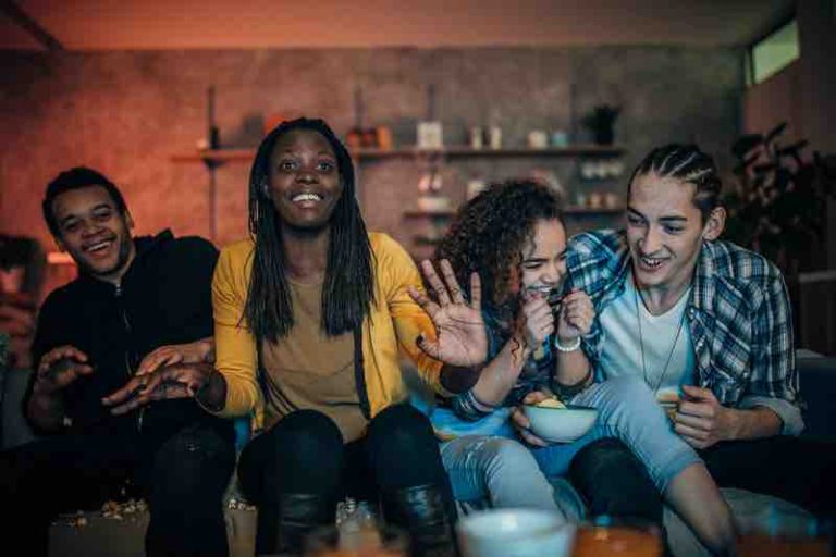 Entre direct, nouveautés, et marques-programmes, la TV rassemble et résiste