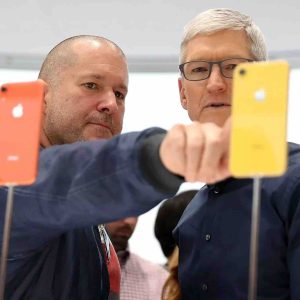 Le designer historique d’Apple Jony Ive intègre OpenAI, avec «la mission de concevoir une famille d’appareils» connectés
