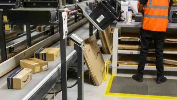Marché du livre: le géant du commerce en ligne Amazon contourne la loi française, affirme le Médiateur public du livre