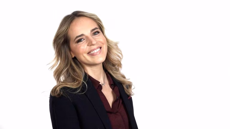 Claire Arnoux, nouvelle voix du talk-show de NOVO19, la chaîne d’Ouest-France 