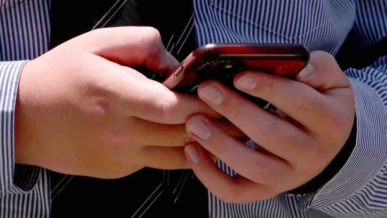 Nouvelle-Zélande: le Premier ministre veut interdire l’accès aux réseaux sociaux pour les moins de 16 ans