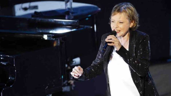 Dorothée, icône de la jeunesse, reprend la scène après 16 ans d’absence