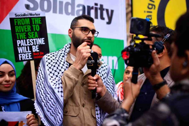 Motaz Azaiza : le photographe palestinien devenu ambassadeur de Gaza à Philadelphie