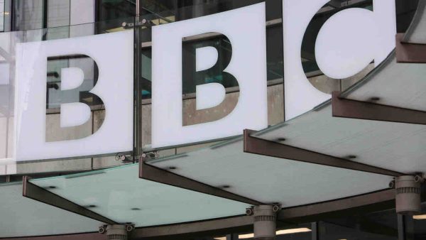 Propos des deux rappeurs de Bob Vylan contre Israël à Glastonbury: la BBC «regrette» la diffusion du concert