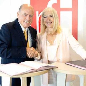 Signature d’un accord entre France Médias Monde et l’Asociación Internacional de Radiodifusión (AIR)