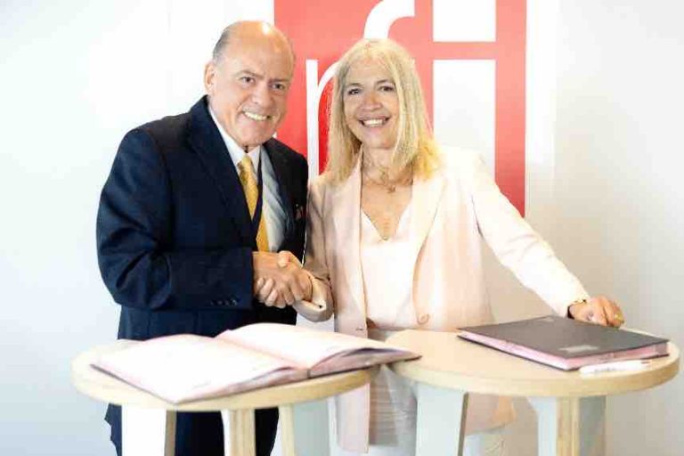 Signature d’un accord entre France Médias Monde et l’Asociación Internacional de Radiodifusión (AIR)