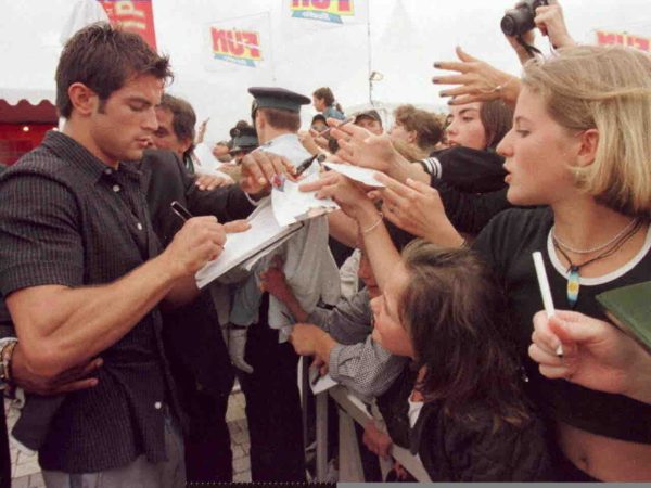 TF1 tourne «Filip», un téléfilm consacré au chanteur et comédien Filip Nikolic, leader des 2Be3