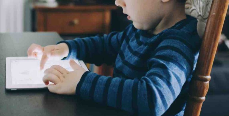 Trois enfants sur quatre âgés de 3 à 4 ans utilisent les écrans, d’après une étude