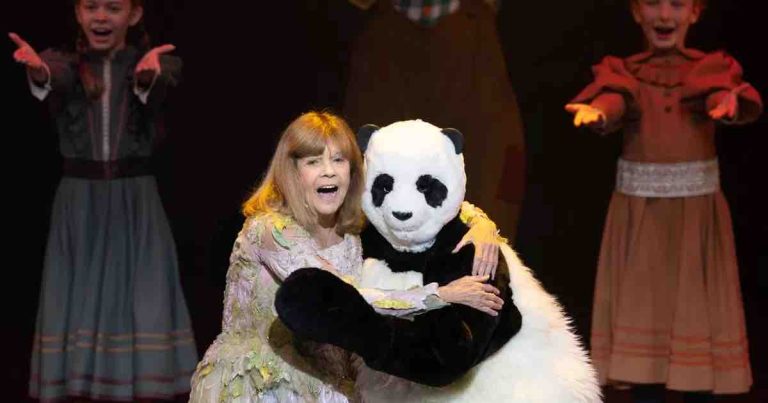 Chantal Goya porte plainte pour le vol de la tête du costume de «Pandi-Panda»