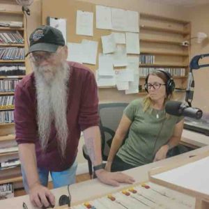 Aux Etats-Unis, une petite radio communautaire essentielle à la sécurité locale lutte pour survivre aux réductions de fonds