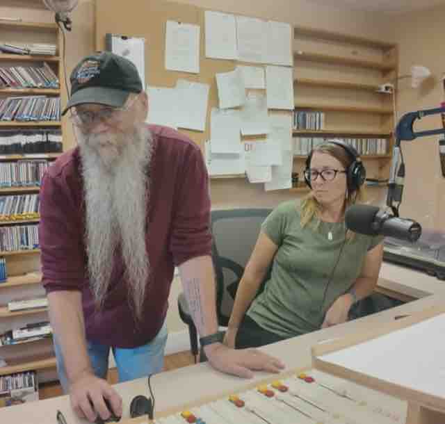 Aux Etats-Unis, une petite radio communautaire essentielle à la sécurité locale lutte pour survivre aux réductions de fonds