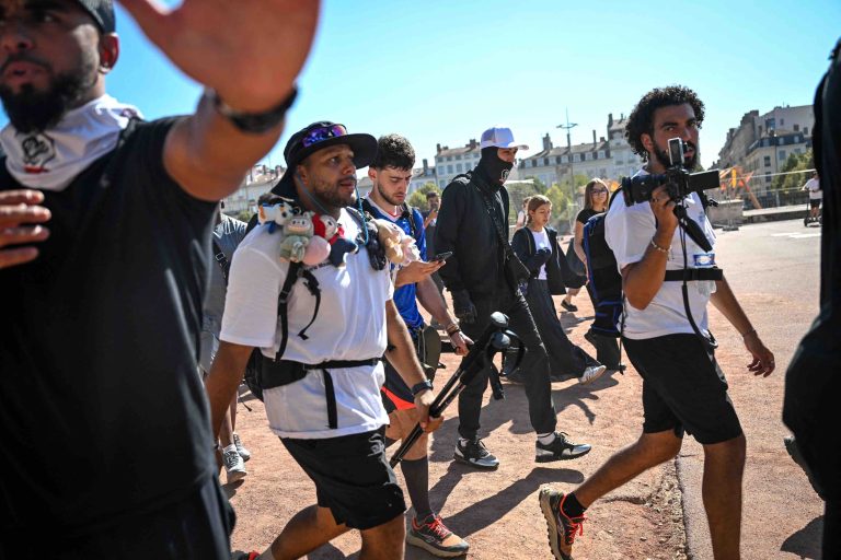 De Montpellier à Paris : la marche en livestream des deux stars du web