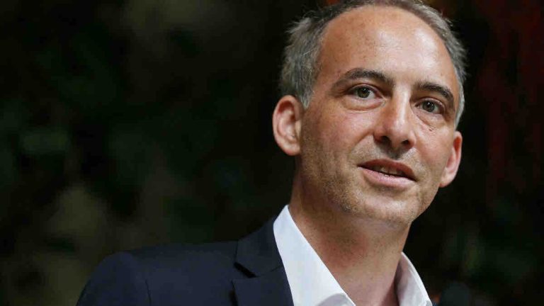 Glucksmann fier de Léa Salamé, admet une incompatibilité en cas de candidature en 2027