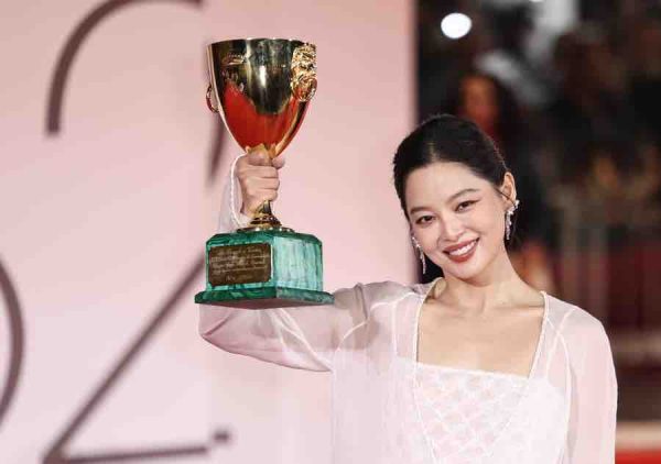 L'actrice chinoise Xin Zhilei remporte la Coupe Volpi à Venise pour «The sun rises on us all»