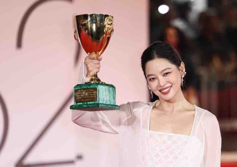 L&rsquo;actrice chinoise Xin Zhilei remporte la Coupe Volpi à Venise pour «The sun rises on us all»
