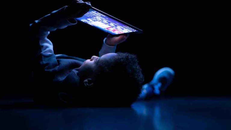 Santé publique France dresse un panorama détaillé de l’exposition des enfants aux écrans