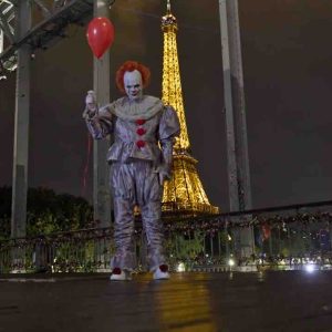 «Ça : Bienvenue à Derry»: HBO Max investit les rues de Paris pour une campagne terrifiante