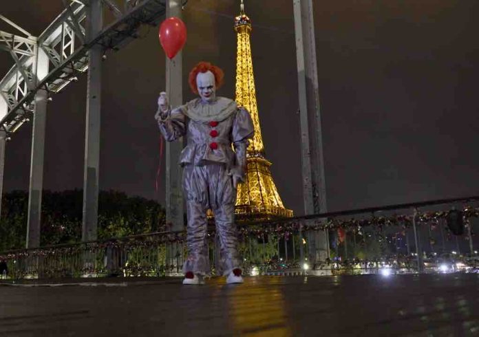 «Ça - Bienvenue à Derry»- HBO Max investit les rues de Paris pour une campagne terrifiante
