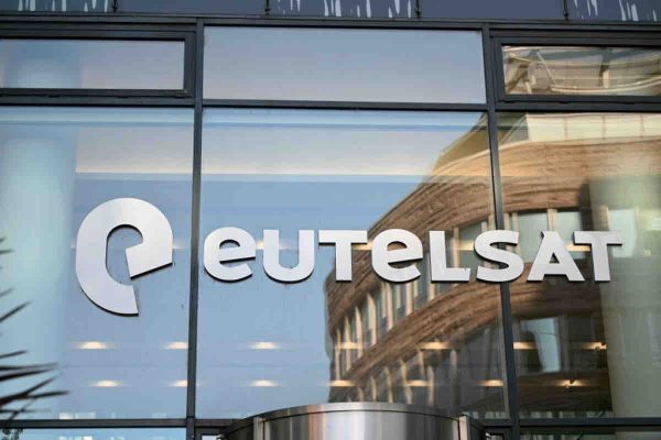 Eutelsat voit ses ventes accuser un léger recul au premier trimestre, mais confirme ses objectifs annuels