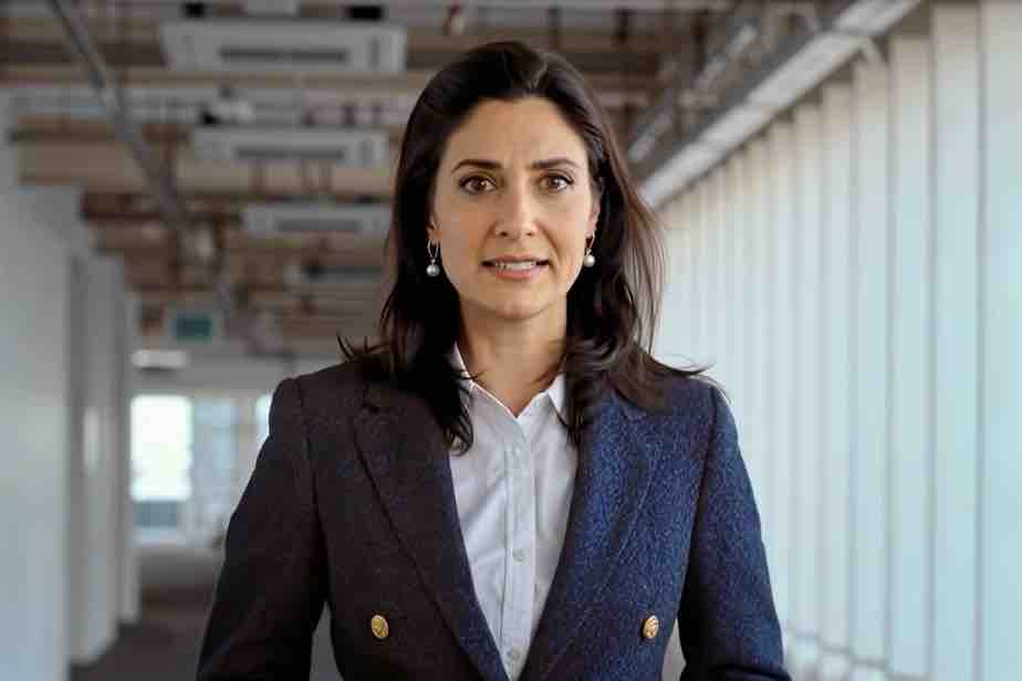 Une télévision britannique diffuse une émission avec à l’écran une présentatrice créée par l’IA