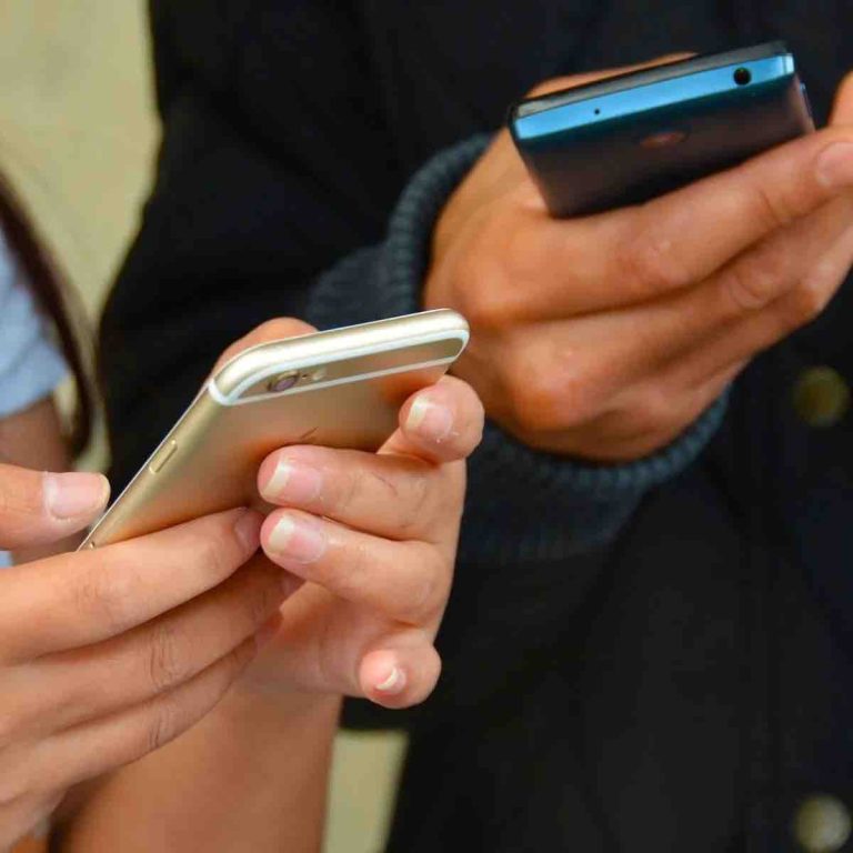 Australie: le forum en ligne Reddit et la plateforme de streaming en direct Kick ajoutés à la liste des réseaux sociaux interdits aux moins de 16 ans