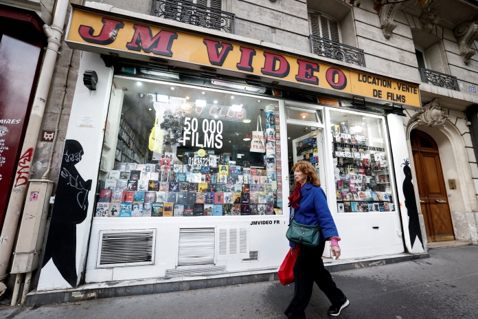 Paris : JM Vidéo, vidéoclub parisien arpenté par des stars du cinéma mondial, s’estime « sauvé » après une campagne d’appel aux dons