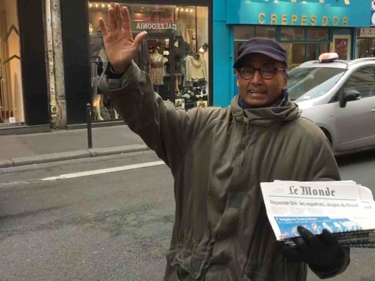 Ali Akbar, dernier vendeur de journaux à la criée, décoré par Emmanuel Macron