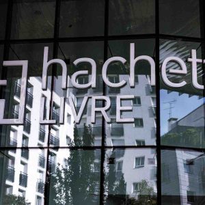 7-Octobre: Hachette rappelle aussi un dictionnaire et va passer en revue tous ses ouvrages scolaires et parascolaires
