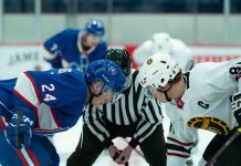 Hudson Williams et Connor Storrie, stars de la série originale «Crave HEATED RIVALRY», porteurs de la flamme olympique