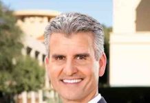 Josh D’Amaro, l’homme des parcs d’attractions, désigné pour succéder à Bob Iger à la tête de Disney