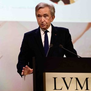 La famille Arnault renforce son contrôle sur LVMH en dépassant 50% du capital