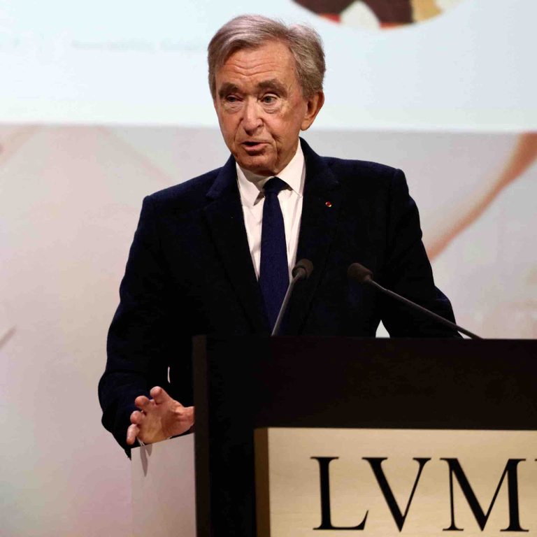 La famille Arnault renforce son contrôle sur LVMH en dépassant 50% du capital