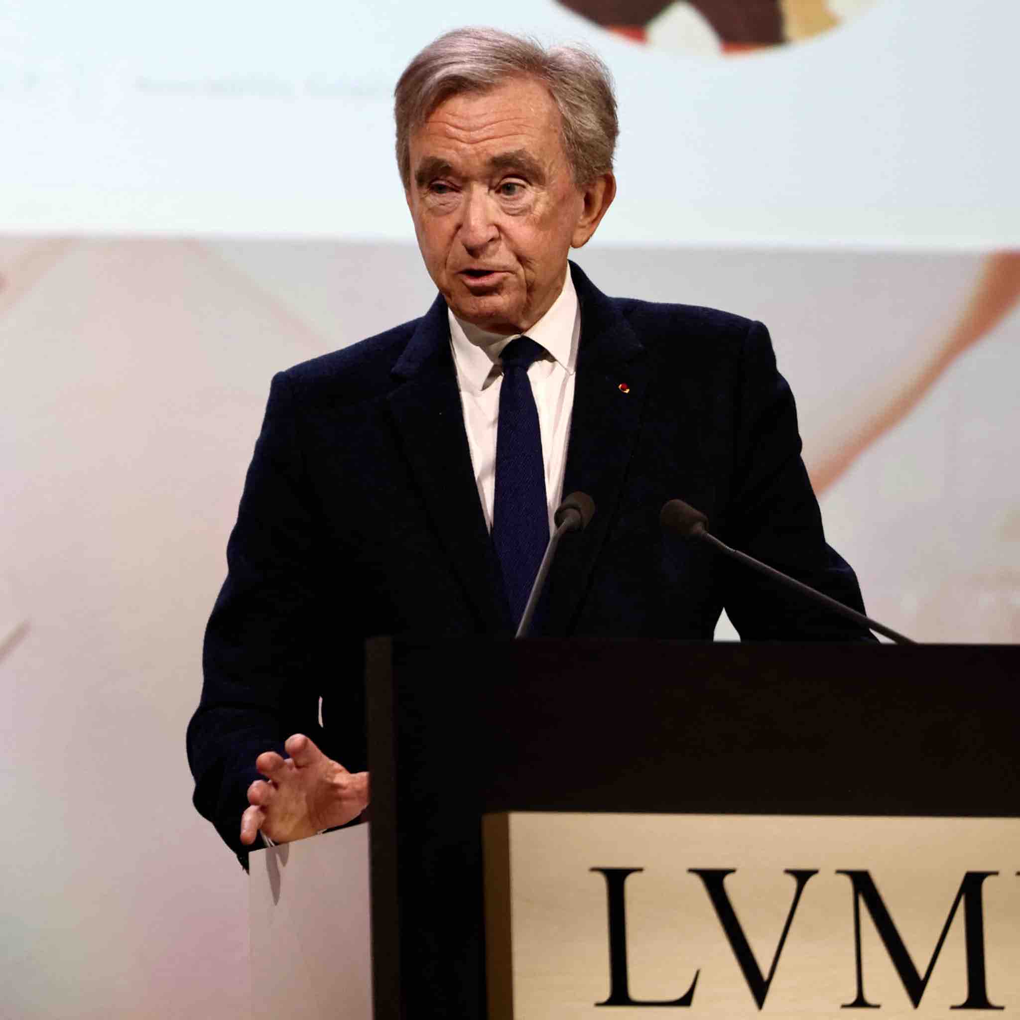 La famille Arnault renforce son contrôle sur LVMH en dépassant 50% du capital